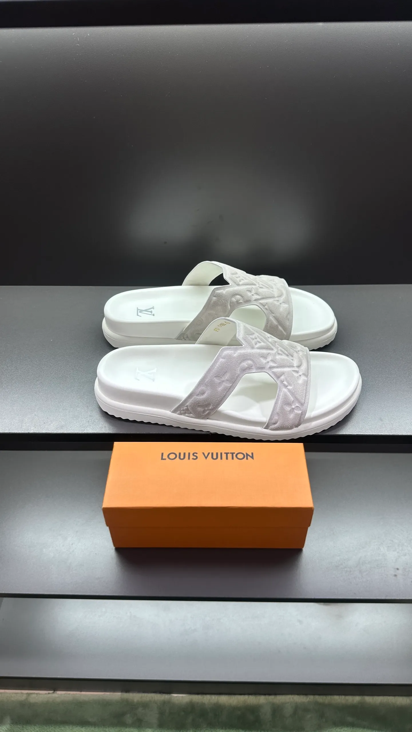 P300 🔍Top purchasing agent LV men's spring and summer slippers counter synchronized. The upper is made of cowhide fabric imported from Italy, with logo graphics and high-quality craftsmanship. The sole is: the original sole provided by the original factory. The exclusive molded sole is super comfortable. The original factory follows the order. 🔍🔍High quality. You can enter and exit the counter at will. Welcome to compare. Size 38-45